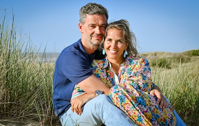 EXCLUSIEF. “We wonen bewust niet samen”: eerste dubbelgesprek met Sporza-journalist Ine Beyen en nieuwe liefde Emmanuel