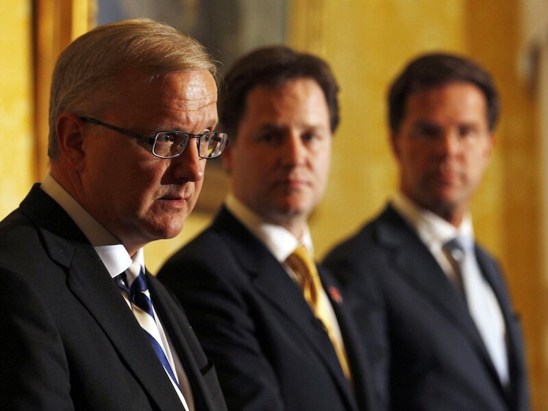 De Nederlandse minister Mark Rutte, Britse ondervoorzitter Nick Cleg luisteren naar eurocommissaris Olli Rehn.