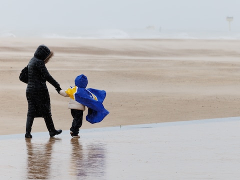 Illustratiefoto. Het KMI waarschuwt dat het wandelen op staketsels, kades en dijken niet zonder gevaar is tijdens stormtij, dat vanavond wordt verwacht aan de kust.