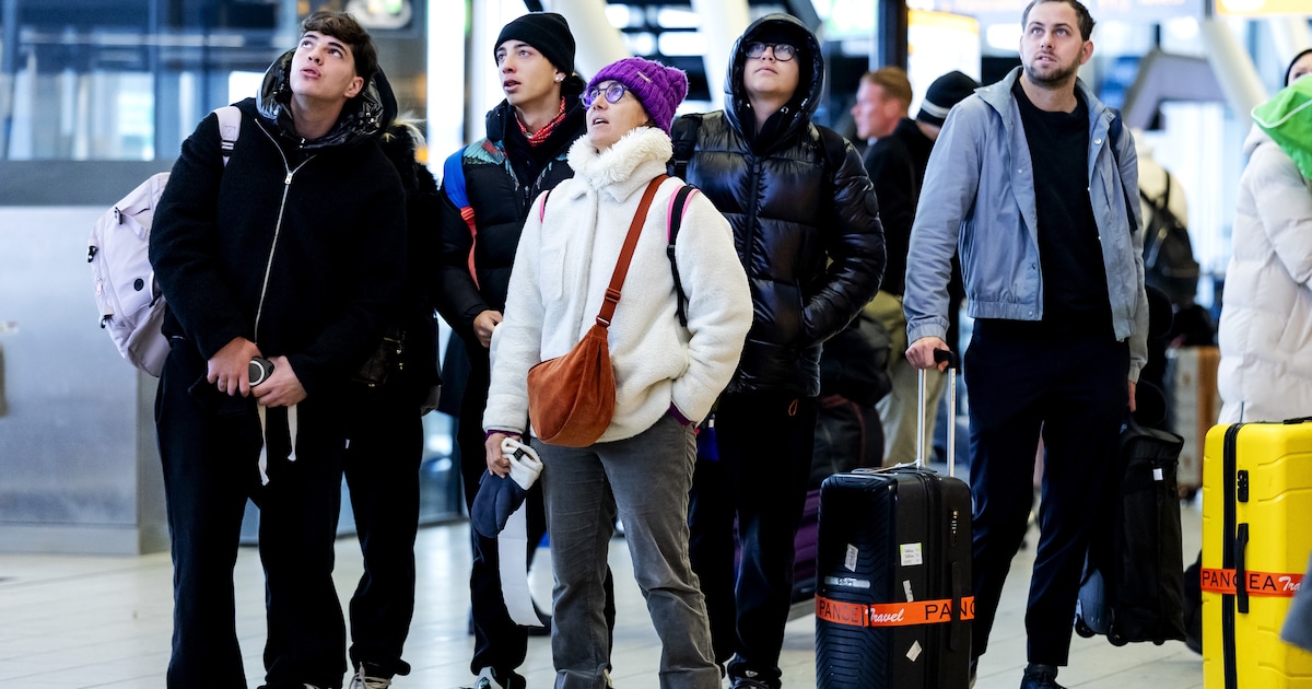 Beroerde timing: stroomstoring zorgt voor lange wachtrijen op Schiphol