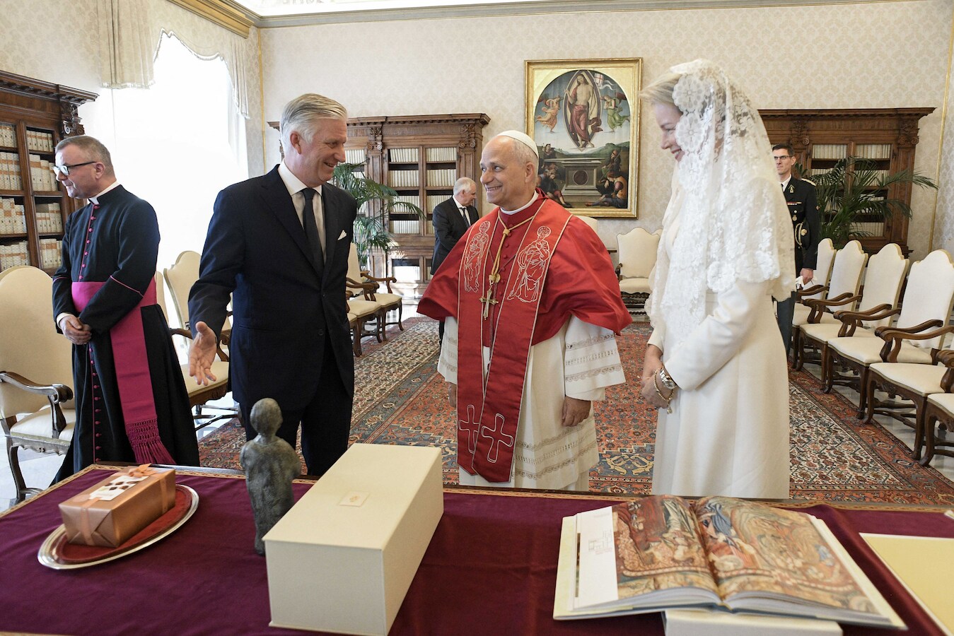 Koningin Mathilde draagt witte jurk tijdens ontmoeting met de paus: “Ze ...