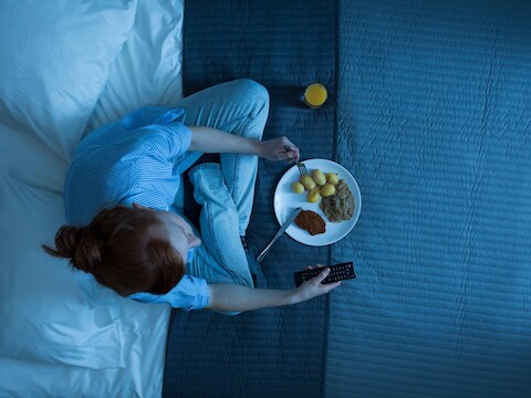 Samengevat? Als je laat eet, ga je slapen terwijl je lichaam nog in alarmtoestand is. Daardoor zakt je bloeddruk onvoldoende tijdens de nacht en neemt je risico op een hartaanval toe.