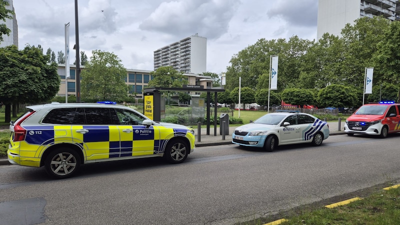 De Antwerpse politie en brandweer stonden maandagmiddag op de Gloriantlaan op Linkeroever nadat een 16-jarig meisje werd aangereden door een bestelwagen.