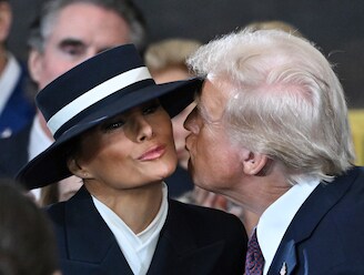 IN BEELD. Melania Trump kiest voor opmerkelijke hoed en dat zorgt voor ongemakkelijk kusmoment
