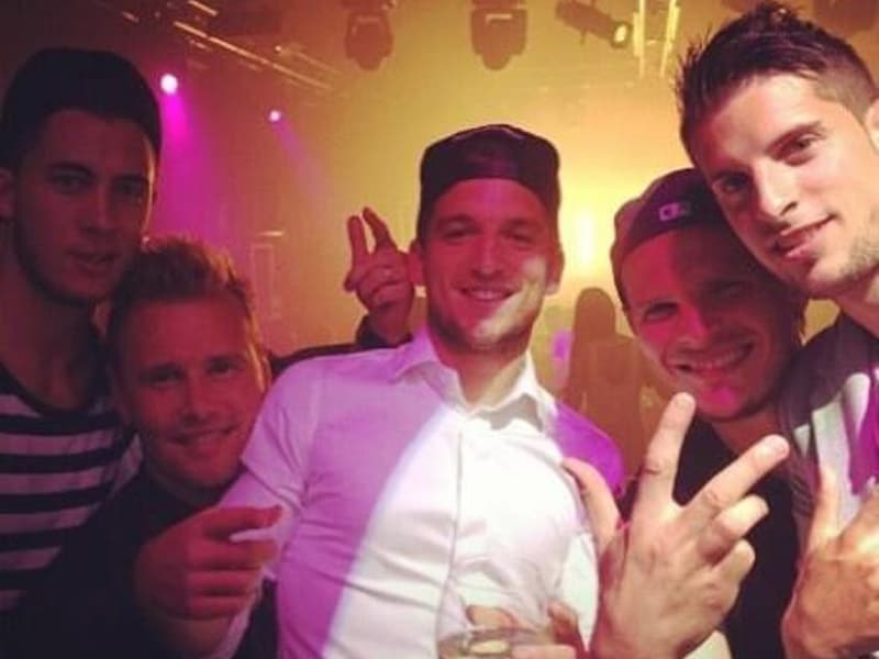 Rode Duivels bouwen een stevig feestje: vlnr Eden Hazard, Jean-François Gillet, Dries Mertens, Daniël Van Buyten en Kevin Mirallas.