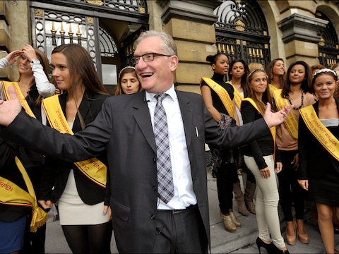 Pol Van Den Driessche leidt elk jaar de kandidates van Miss België rond in de Kamer en de Senaat.