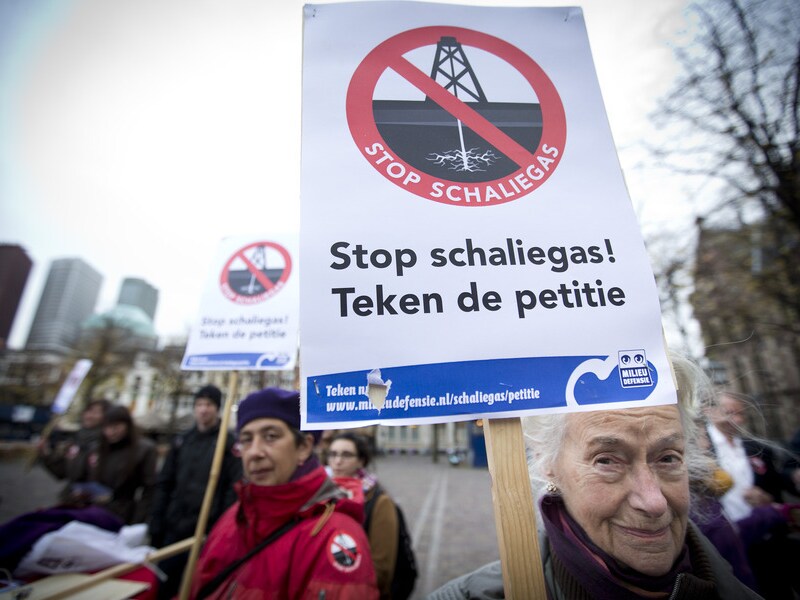 Leden van Milieudefensie demonstreren tegen de winning van schaliegas.