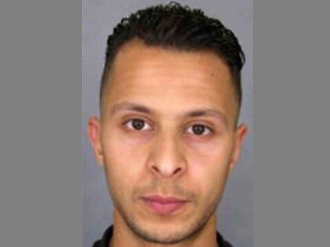 Salah Abdeslam werd de dag na zijn arrestatie slechts een uur lang ondervraagd. Omdat de ondervraging chronologisch moest verlopen, lag de focus op de aanslagen in Parijs. Niemand zou hem naar geplande aanslagen hebben gevraagd.