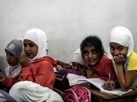 Syrische meisjes volgen school in een kelder in Damascus.
