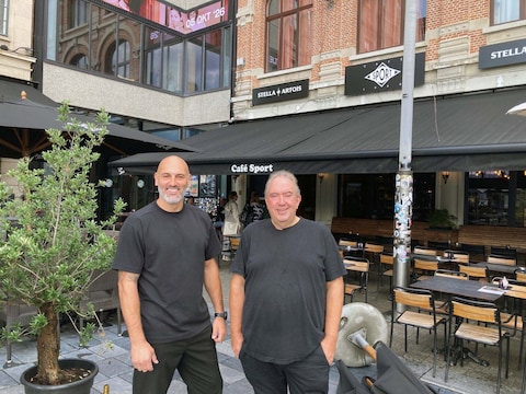 Bjorn Ruytinx en Mike Naert namen café Sport in Leuven tien jaar geleden over van de legendarische cafébaas Maurice Vanderauwera.