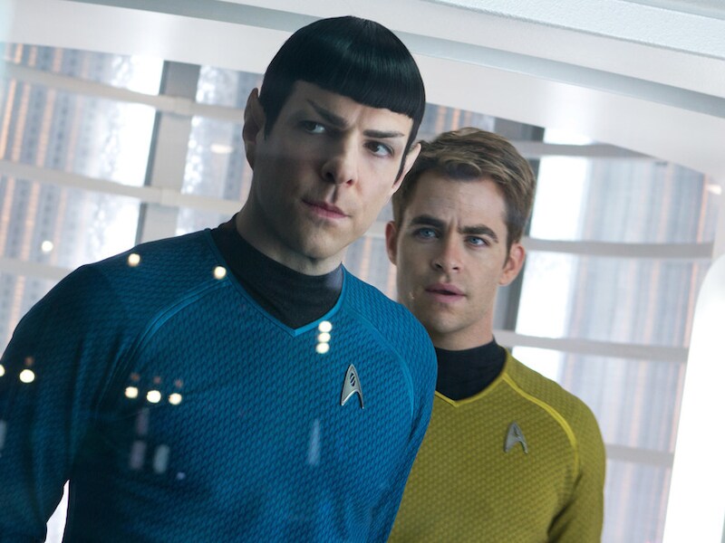 Een beeld uit Star Trek Into Darkenss. Links Zachary Quinto als Spock, rechts Chris Pine als Kirk.