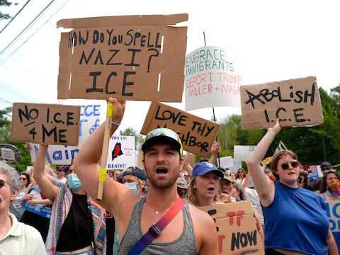 Protest in Maine dinsdag tegen immigratiedienst ICE, naar aanleiding van de dodelijke incidenten.