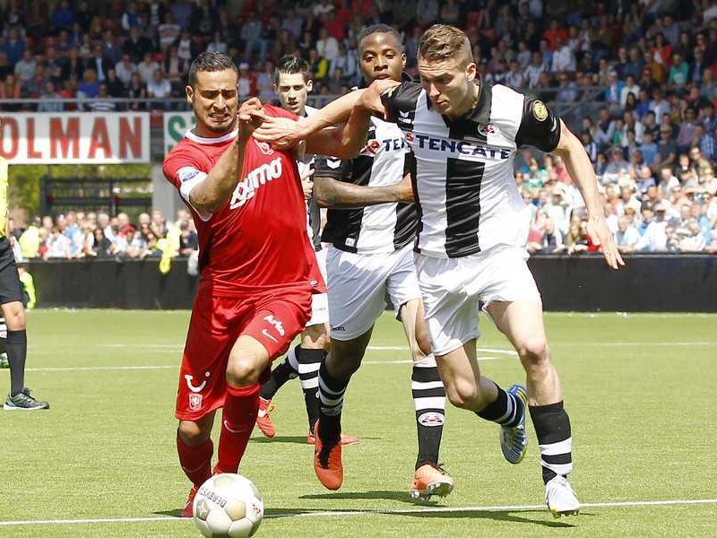 Nacer Chadli (l).