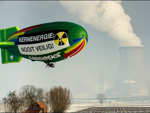 De zeppelin van Greenpeace boven Doel.