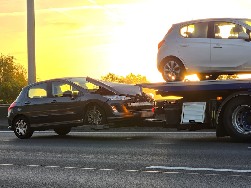 Bij een kop-staartaanrijding op de E17 in Lokeren waren drie voertuigen betrokken.