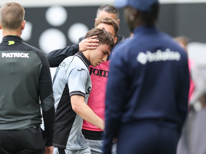 Anderlecht-spits Cvetkovic laat zich vangen door Van der Heyden en krijgt rood: “Ik lok het misschien een beetje uit, dat mag gezegd worden”