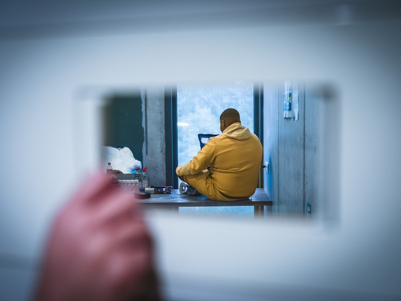 Een jongen op zijn kamer in de gemeenschapsinstelling in Everberg.