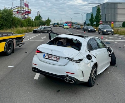 Mercedes gaat twee keer overkop aan oprit Deurne: meerdere p