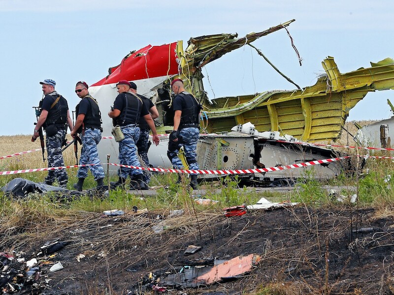 Separatisten patrouilleren nabij de crashplek.