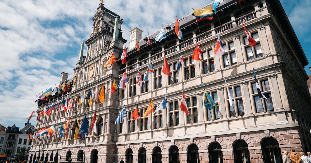 Stad Antwerpen stopt tijdelijk met externe aanwervingen | Regio | HLN.be