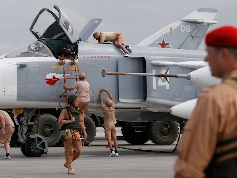 Een Russische Su-24 straaljager wordt nagekeken voor technisch onderhoud op een luchtmachtbasis in Latakia, een stad onder controle van het Syrische regime.