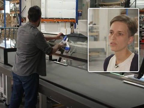 Meyvaert toont het prototype van de speciale vitrine voor het Tapijt van Bayeux aan VTM NIEUWS., Inzet: Lies De Rauw van het Gentse bedrijf Meyvaert.