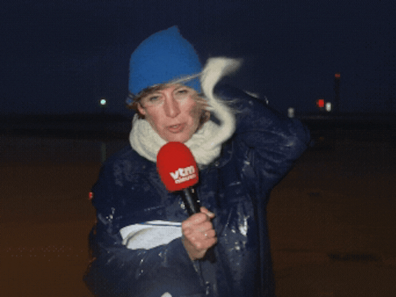 VTM NIEUWS-journaliste wordt net niet weggeblazen in Oostende: "Duidelijk dat storm Austen laatste klappen voor kust heeft bewaard"