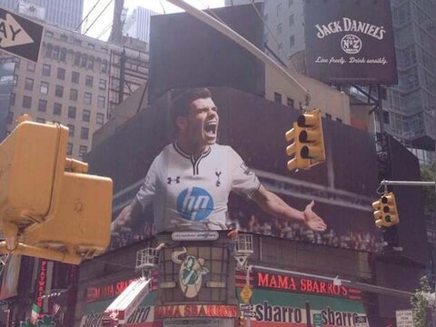 Gareth Bale op een gigantisch billboard op Times Square.