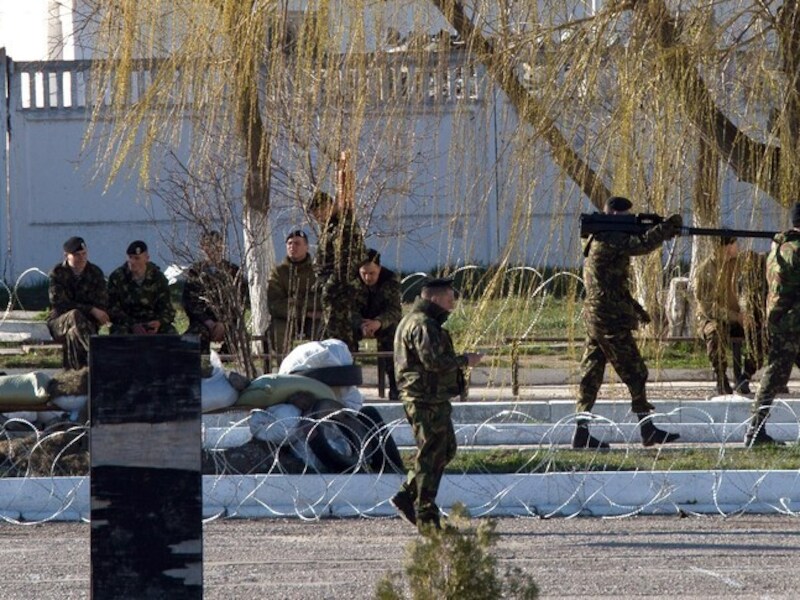 Oekraïense soldaten met wapens op de marinebasis in Feodosia op de Krim.