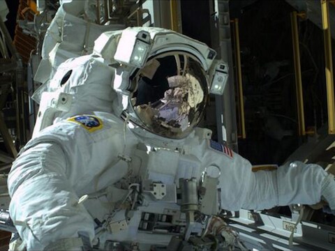 Astronaut Mike Hopkins tijdens de ruimtewandeling zaterdag.