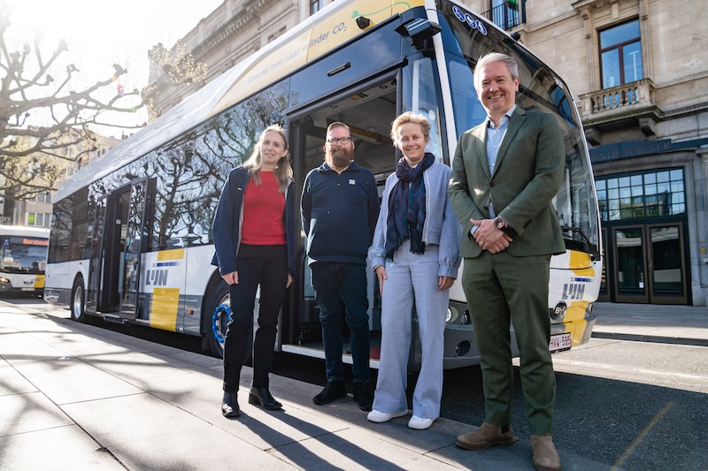 Press moment to celebrate De Lijn's thousandth electric bus. Director De Lijn Ann Schoub (left), Minister of Mobility Annick De Ridder (2nd from right) and Pieter Van Bastelaere, CEO FBAA (right)
