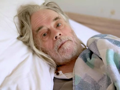 Wie is deze man? Niemand die het weet, ook hijzelf niet. 