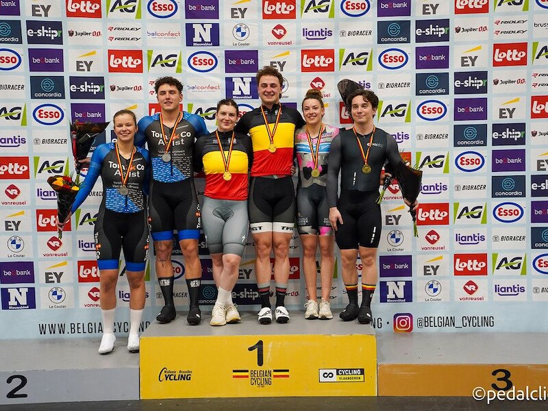 Lowie Nulens (centraal in de Belgische driekleur) poseert trots met zijn gouden medaille.