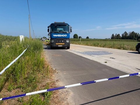 Een 96-jarige fietser wilde de Wingenesteenweg oversteken, maar werd daar aangereden door een vrachtwagen.