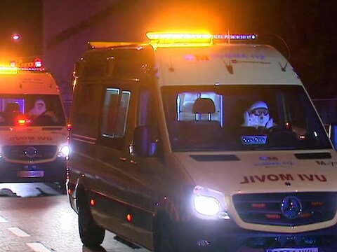 Archiefbeeld: De eerste besmetting van ebola op Europese bodem: een Spaanse verpleegster die het virus opdeed, wordt in allerijl naar een hospitaal in Madrid over gebracht.