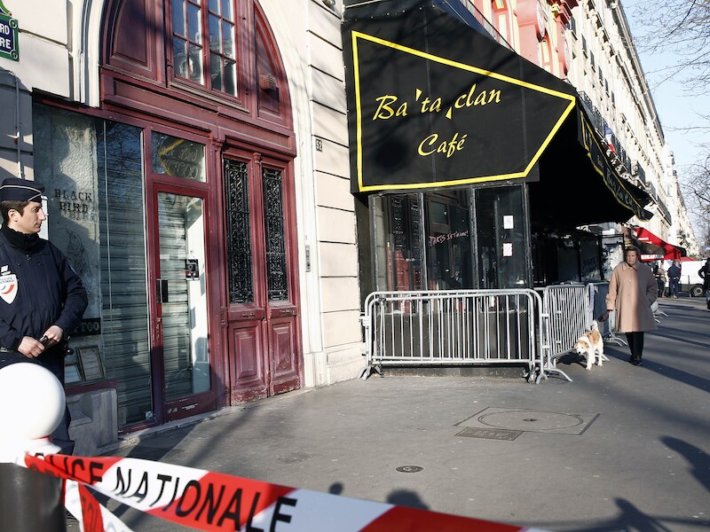 Een Franse agent houdt de wacht bij concertzaal Bataclan.