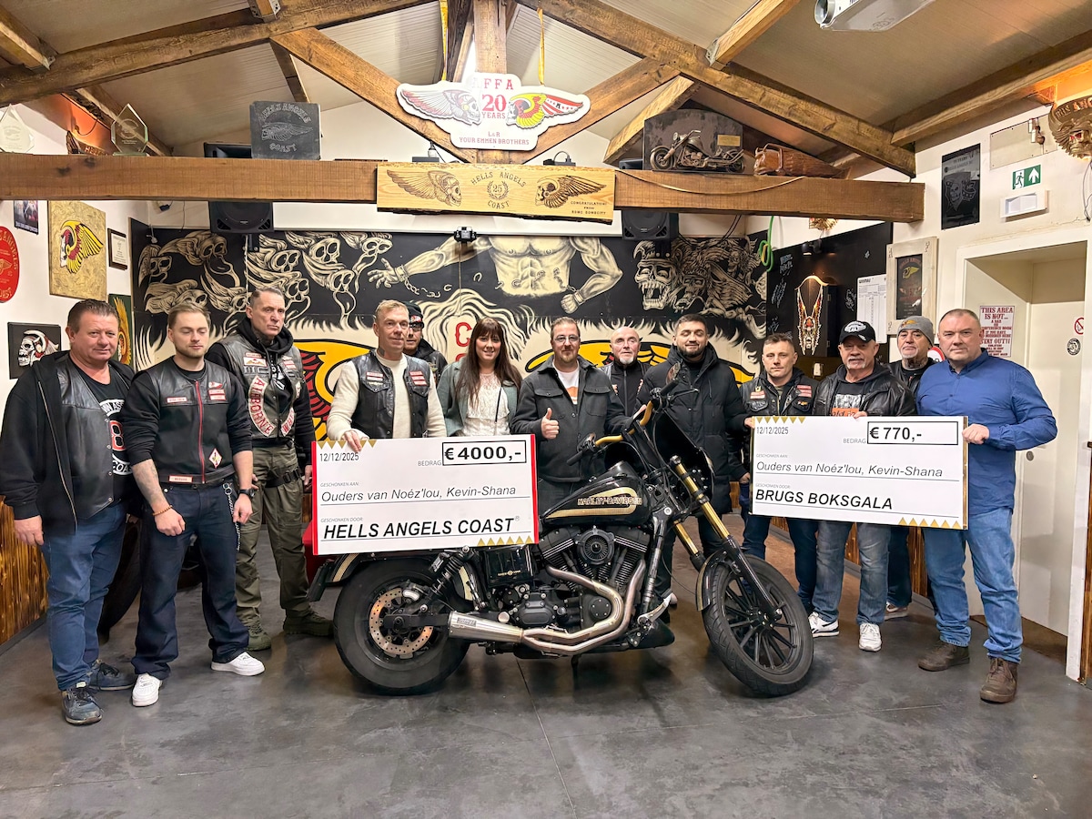 Los cheques fueron entregados en la sede del club Hells Angels Coast por el presidente Kurt (cuarto desde la izquierda) y el presidente de la Gala de Boxeo de Brujas, Marnix Arschoot (primero desde la derecha). Papá Kevin levanta el pulgar. 