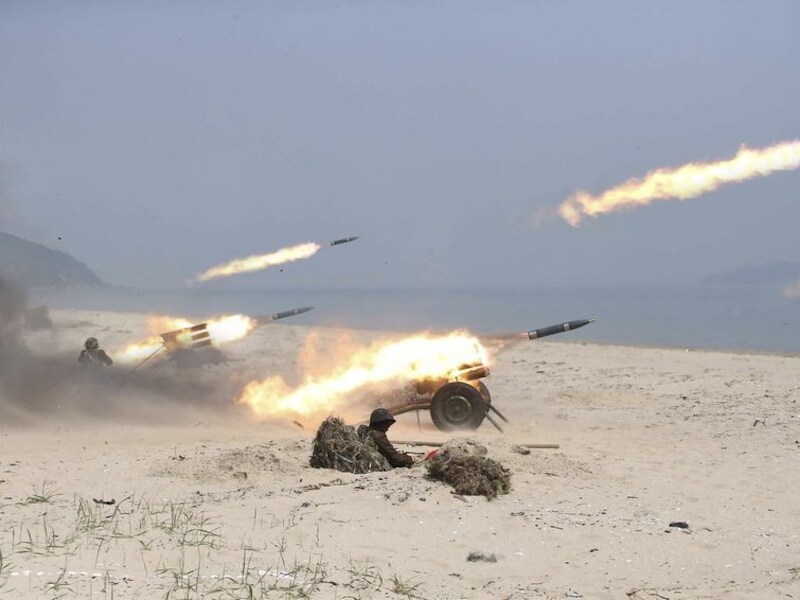 Een eerdere oefening van het Noord-Koreaanse leger. De foto komt van het Noord-Koreaanse staatspersbureau; datum en plaats zijn onbekend.