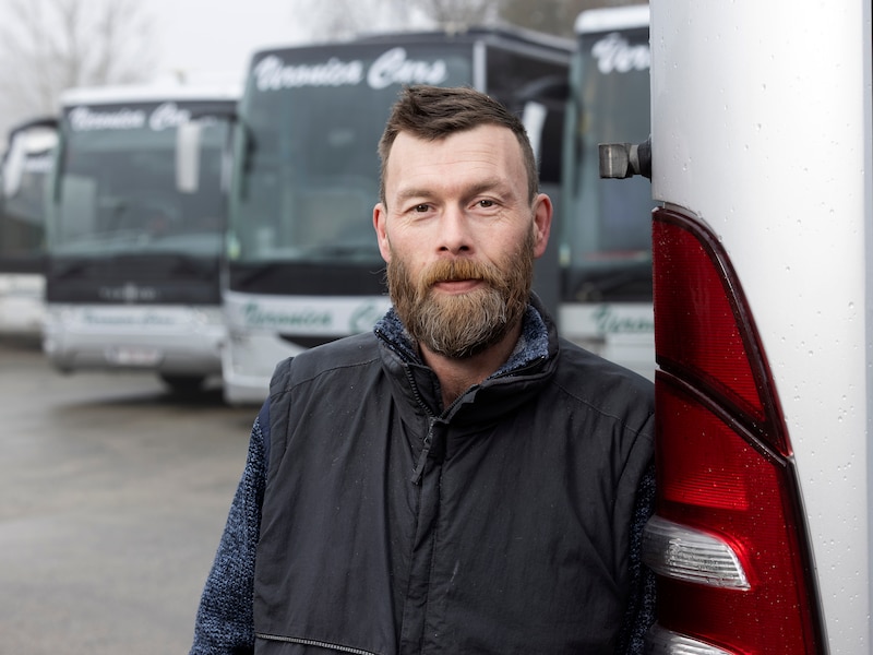Gerry (37) over het loon dat hij krijgt als buschauffeur: “Tegen een werkdag van 15 uur zeg ik geen nee”