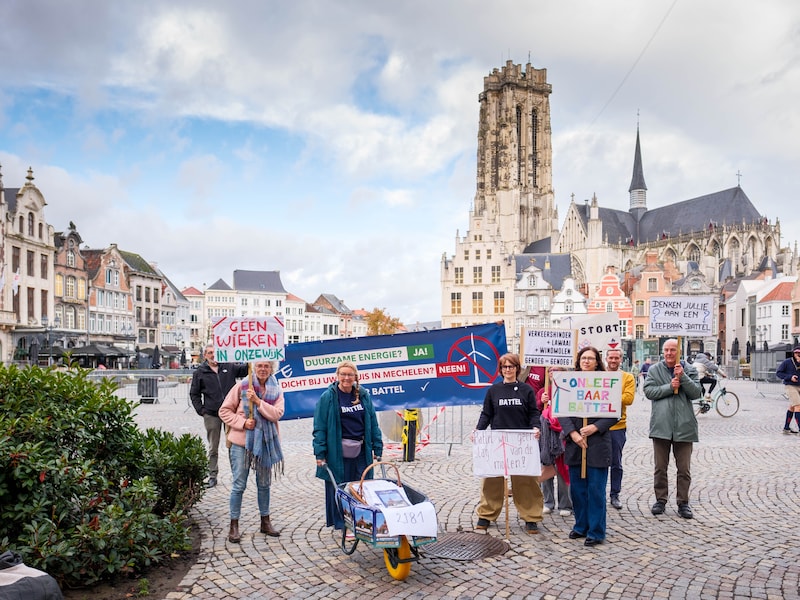 Comité overhandigt bezwaarschriften tegen de geplande windmolen in Battel.