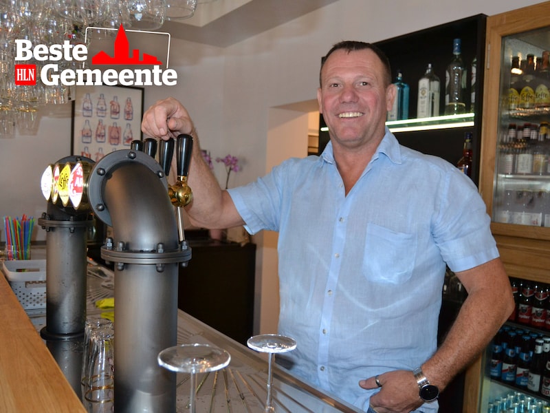 Ronny Mattheus achter de toog van zijn café in Begijnendijk.