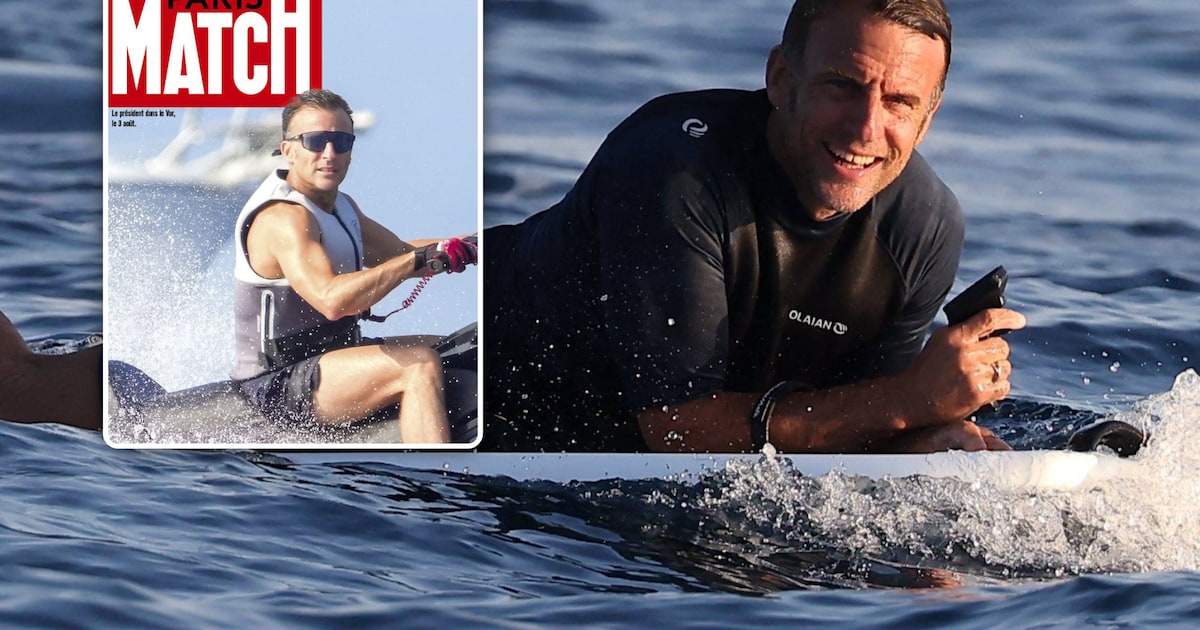 Franse president Macron onder vuur na vakantiefoto op jetski: “Hij maakt plezier terwijl Frankrijk i