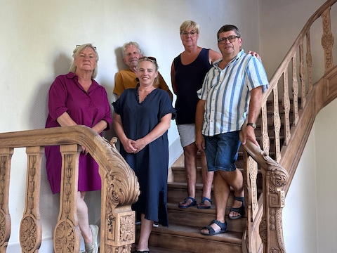 De vrijwilligers van vzw Kollekasteel op de pas gerestuareerde trap van 200 jaar oud, Het Kollekasteel in Mariakerke