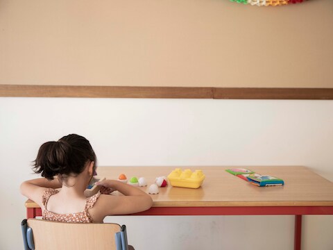 De stad voorziet extra voor- en naschoolse opvang voor kinderen.