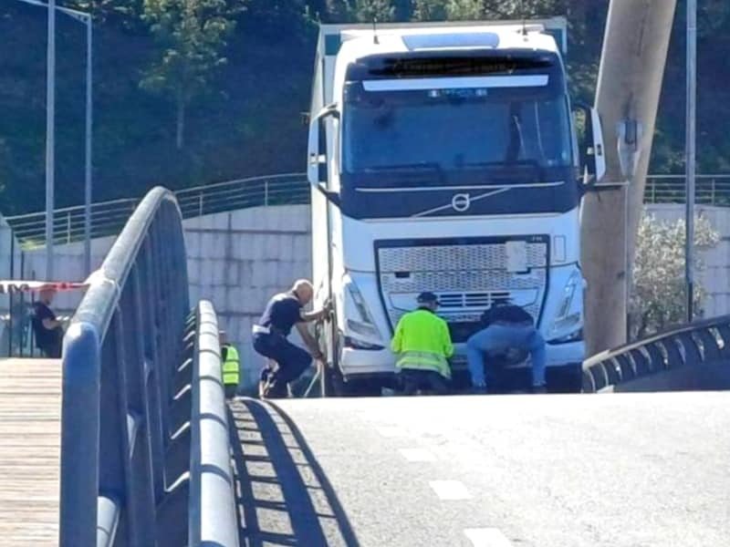 De vrouw (54) kwam met haar benen onder een vrachtwagen terecht.