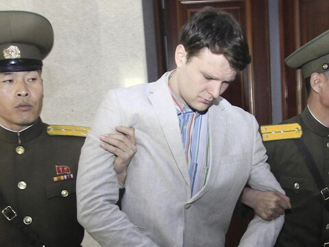 De 21-jarige Amerikaanse student Otto Warmbier tijdens zijn verschijning in het hooggerechtshof in Pyongyang, Noord-Korea.