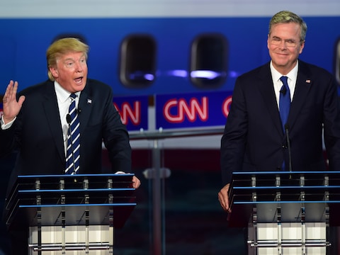 Donald Trump naast Jeb Bush.