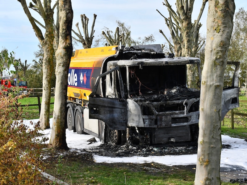 Op de oprijlaan van een woning langs de Steenovenstraat in Pittem ging de cabine van een tankwagen, geladen met 7.000 liter benzine, in vlammen op.