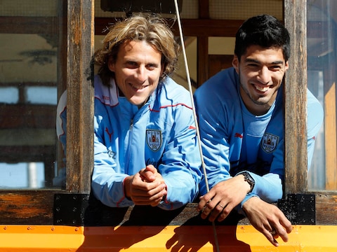 Diego Forlan (l), hier op de foto met Luis Suárez, zat met twee van zijn teamgenoten vast in een Braziliaanse lift.