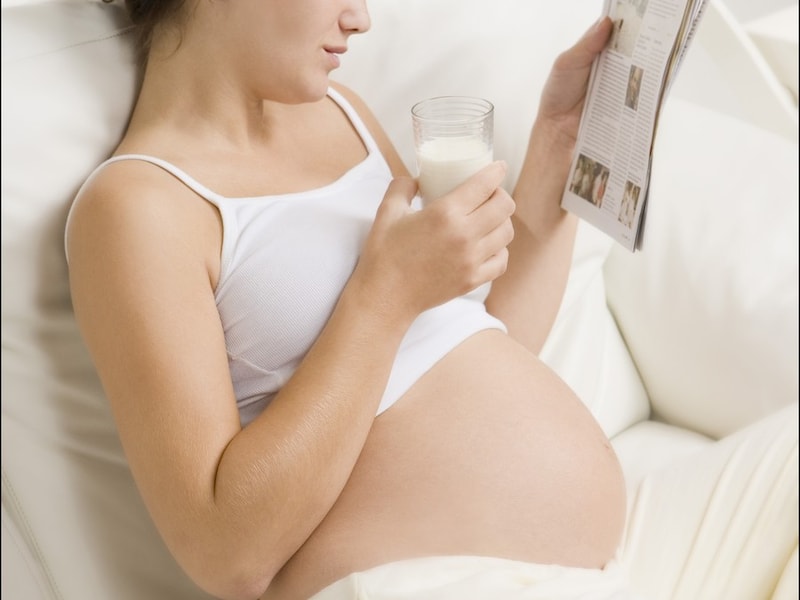 Zwangere vrouw die gedwongen wordt om abortus te plegen, nadat ze foutief acnémedicijn voorgeschreven kreeg